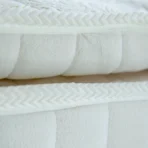 یه تصویر از زاویه نزدیک تشک دو نفره اسپریت یک طرف پددار مدل مدیسون سایز ۱۴۰×۲ است